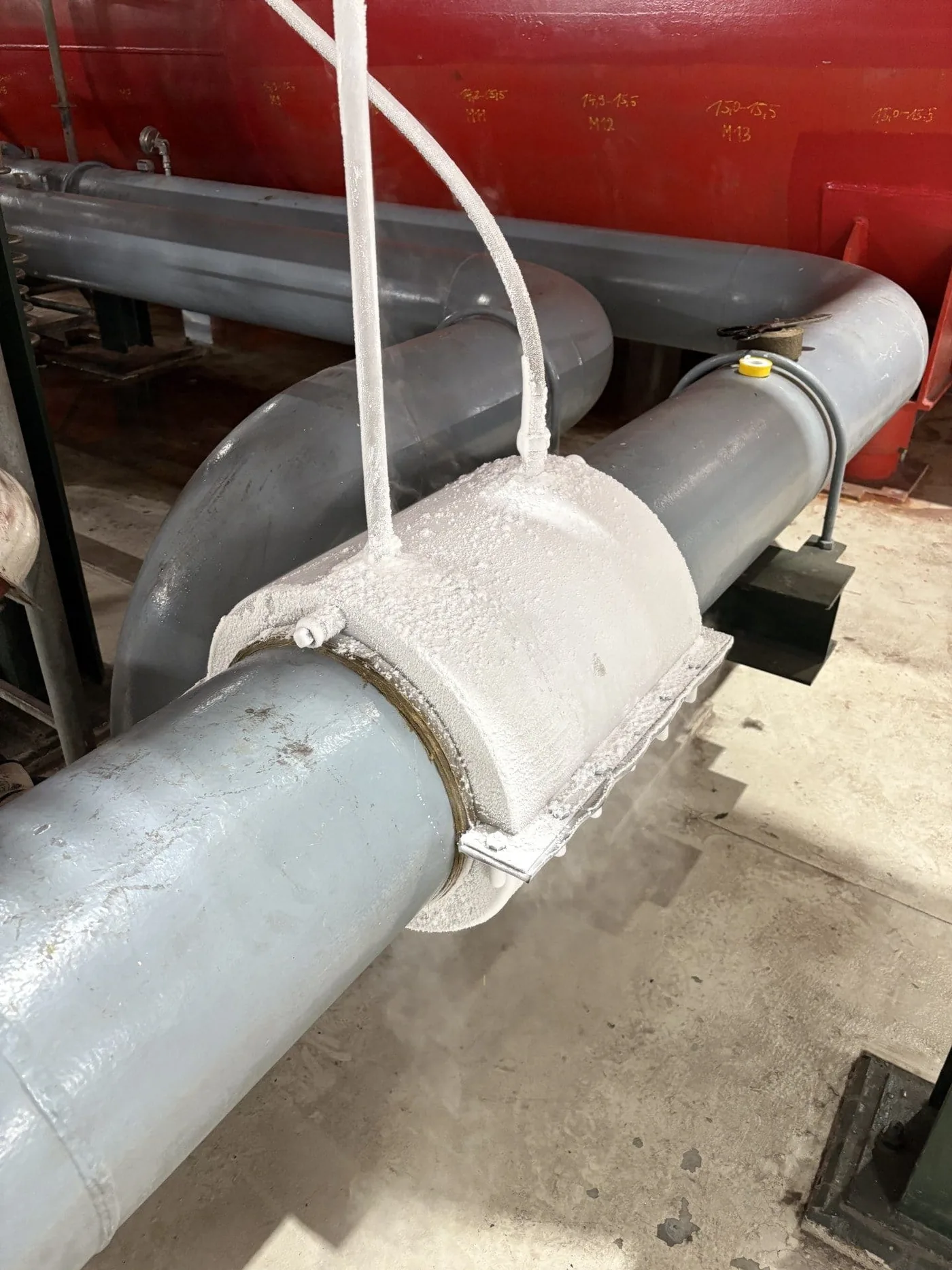 Iced freeze jacket on a pipeline