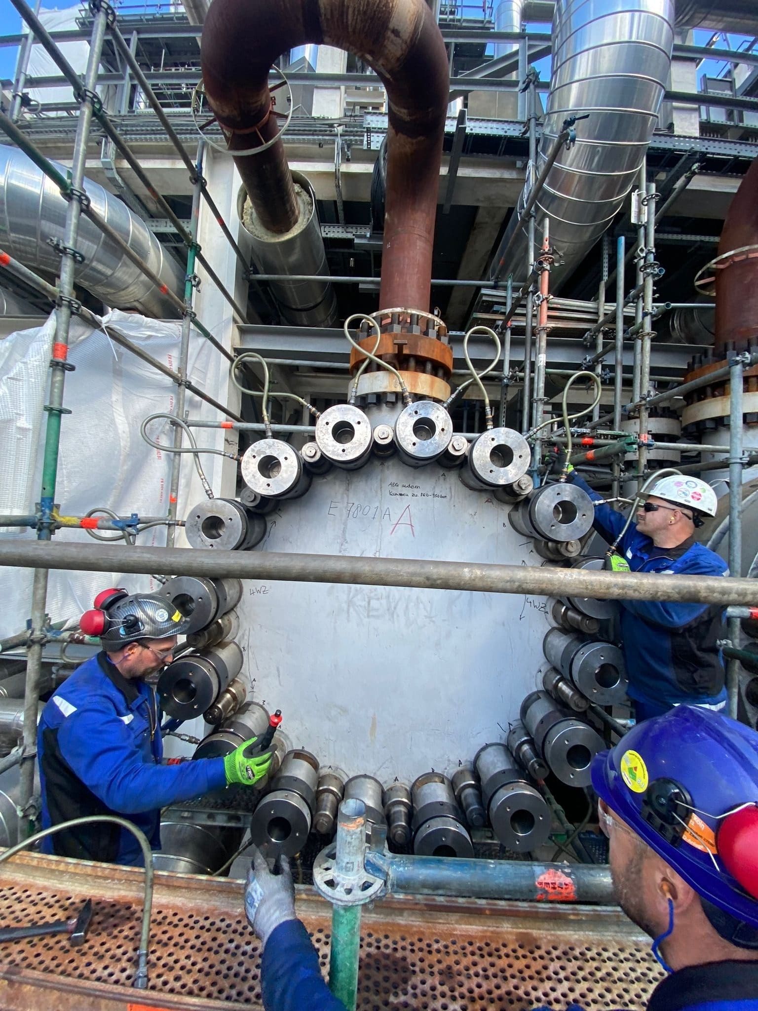 Hydraulische Spannzylinder auf einem Wärmetauscherflansch