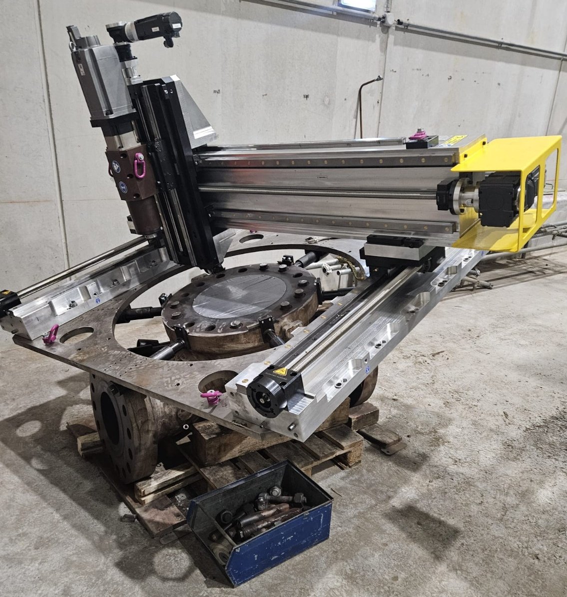 Mobile CNC-Bearbeitungseinheit auf einem Armaturengehäuse