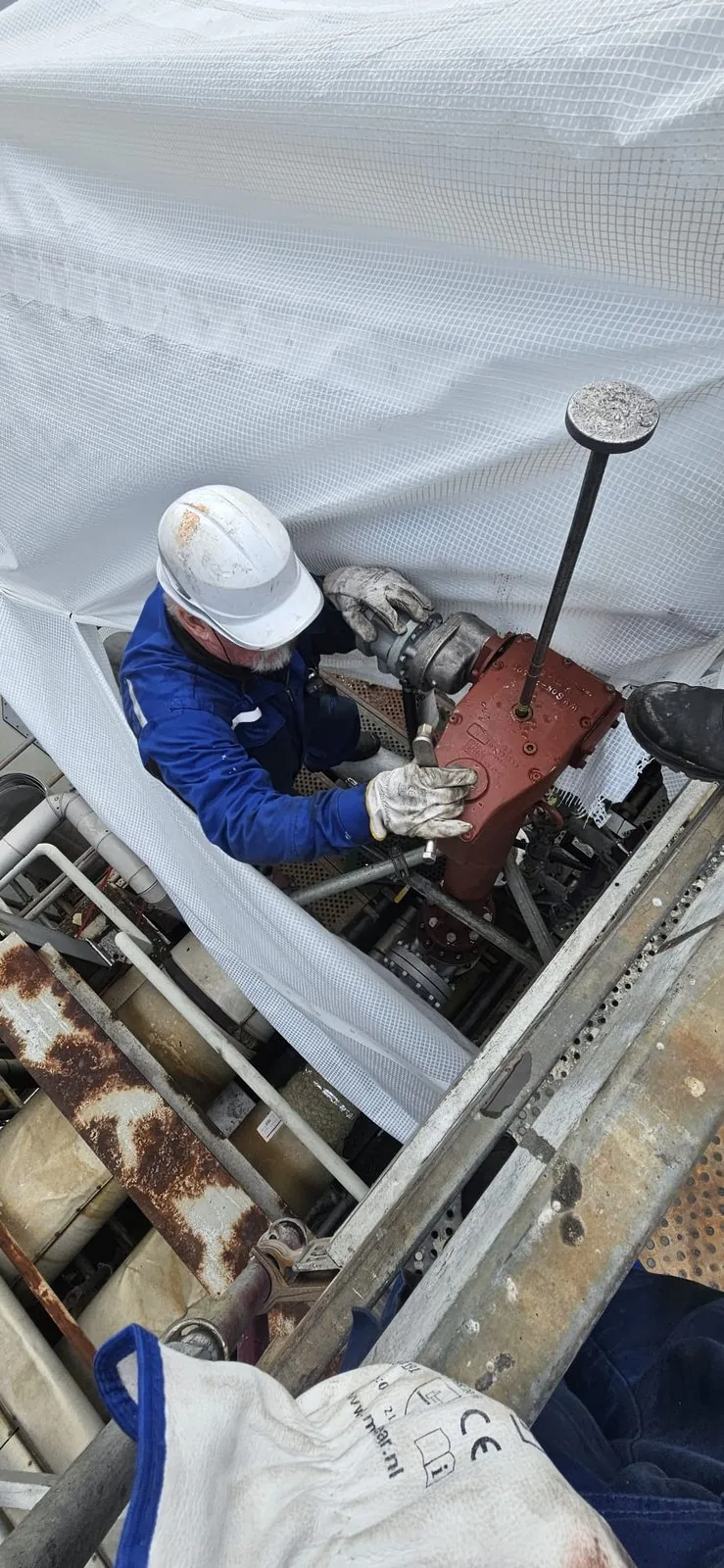 Tapping machine hot-tapping a line