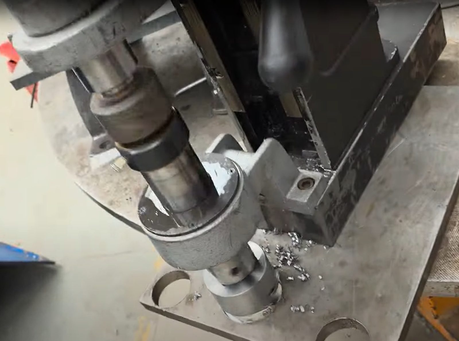 Magnetbohrmaschine beim Aufspindeln einer Bohrung