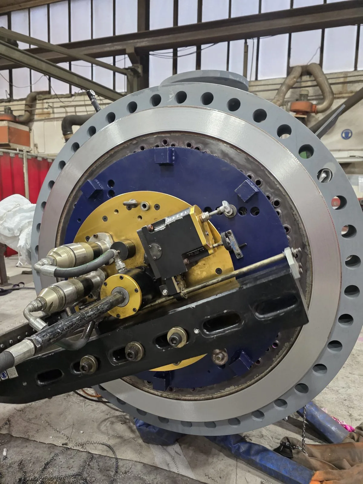 Portable lathe on a heat-exchanger flange (new part)