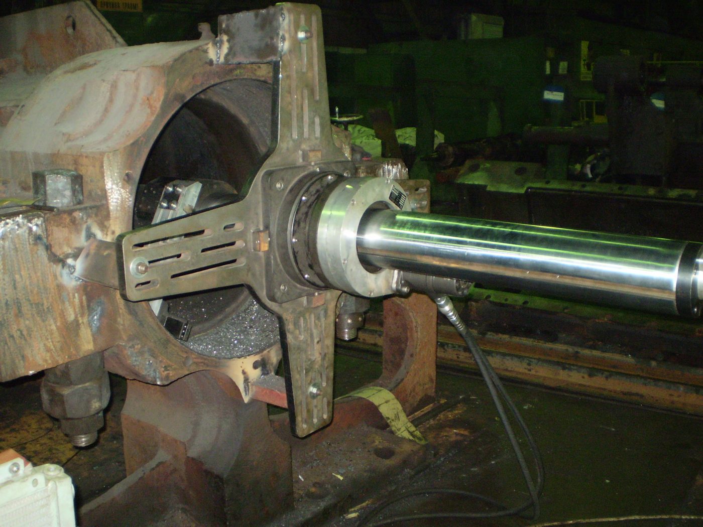 Line-Boring-Bohrstange mit Vier-Arm-Lager beim Aufspindeln eines Lagergehäuses