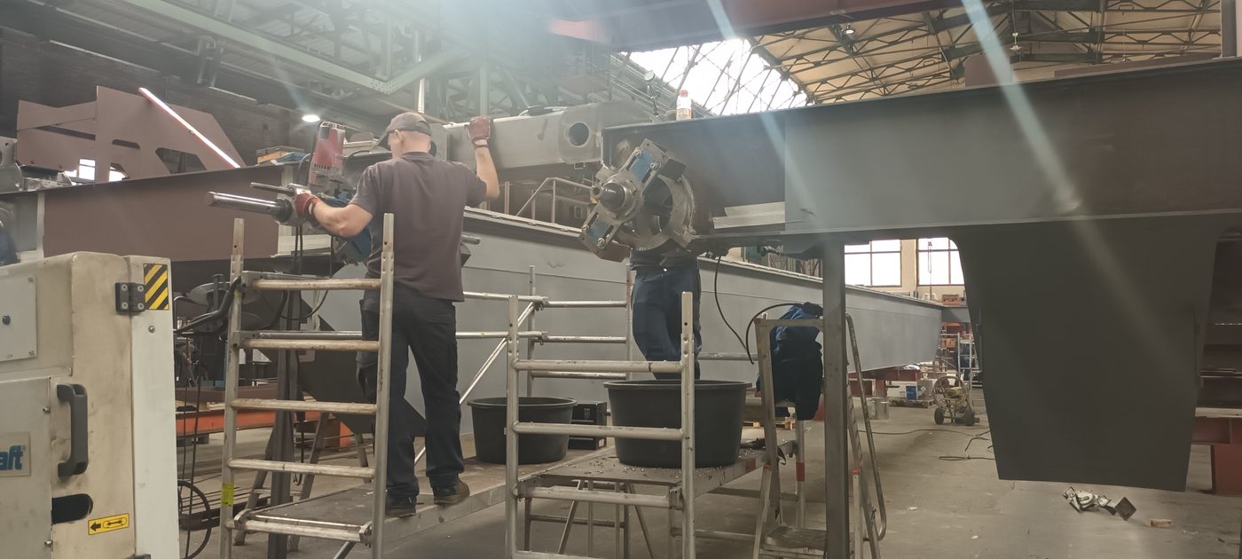 Spindelmaschine am Koppelgelenk eines Krans in der Werkstatt