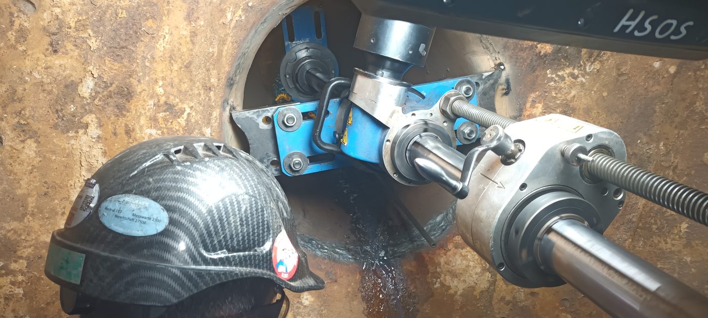 Tieflochbohren mit der Spindelmaschine in einer Torpedopfanne im Stahlwerk