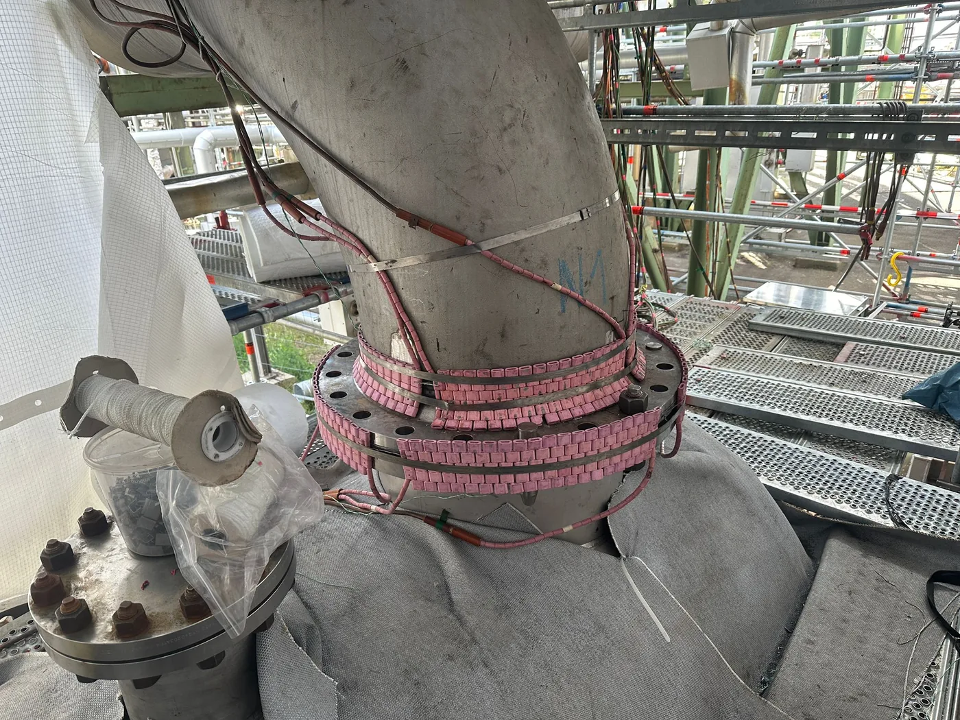 Nattes chauffantes sur une bride et une soudure de tuyau avec thermocouples